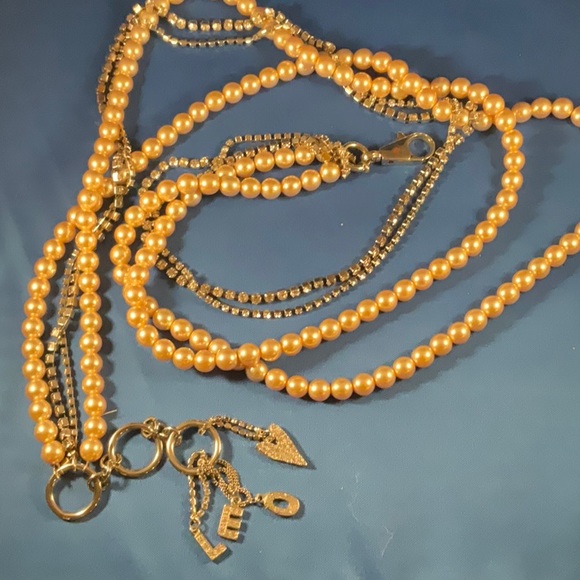 Vintage pearl and rhinestone necklace with charms at closure - Picture 3 of 11